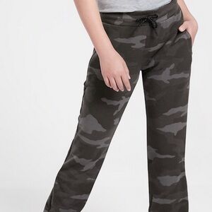 Athleta Girl Takin’ It Easy Black M 8/10 Camo Zip Pocket Fleece Jogger Comfy